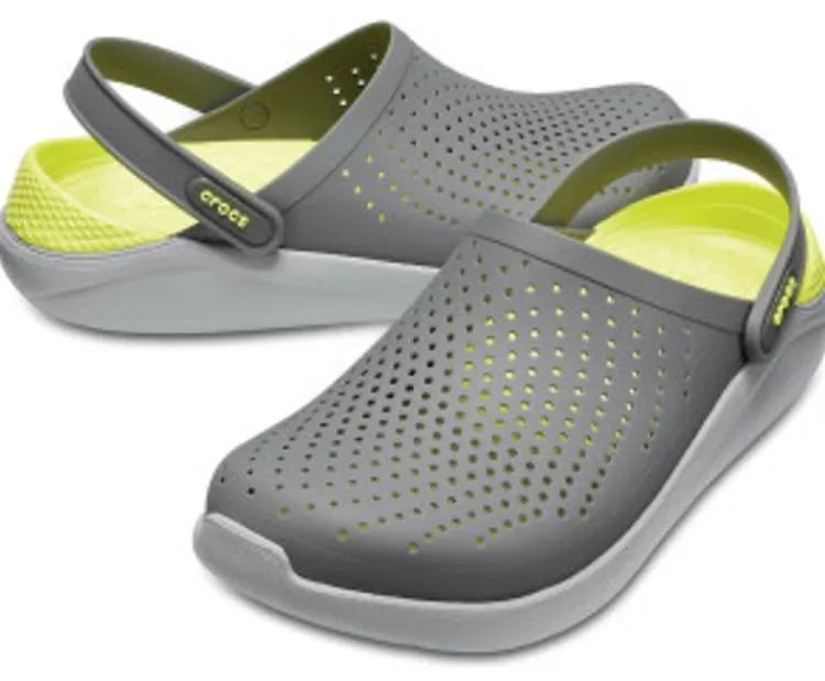 Crocs gris outlet con verde